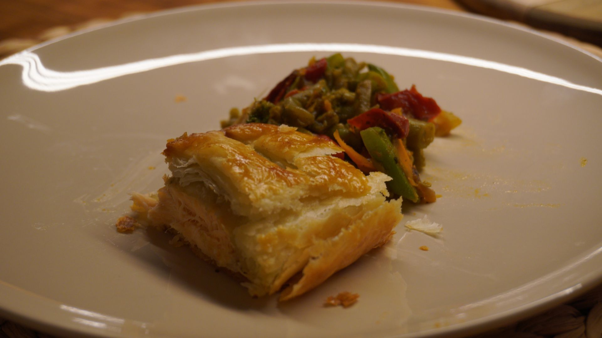 Folhado de Salmão com Pesto e Legumes Salteados no BIO10H